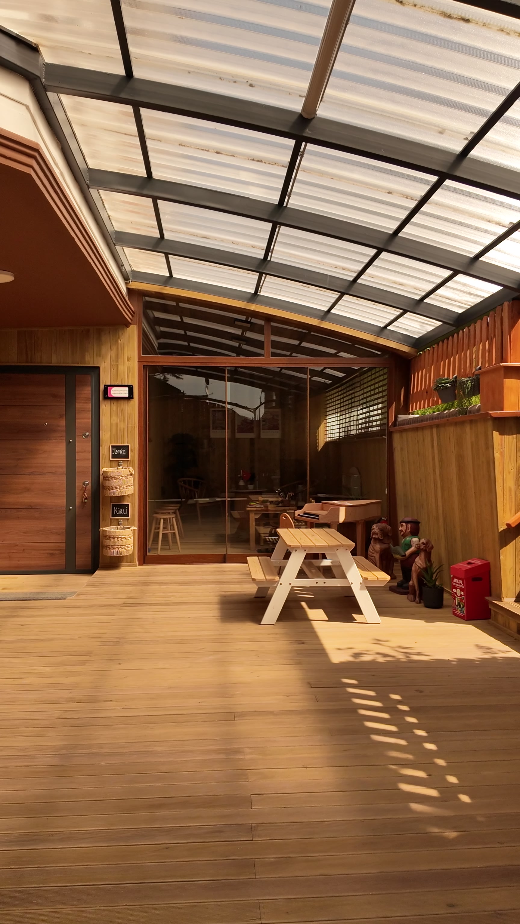 Cam çatılı veranda