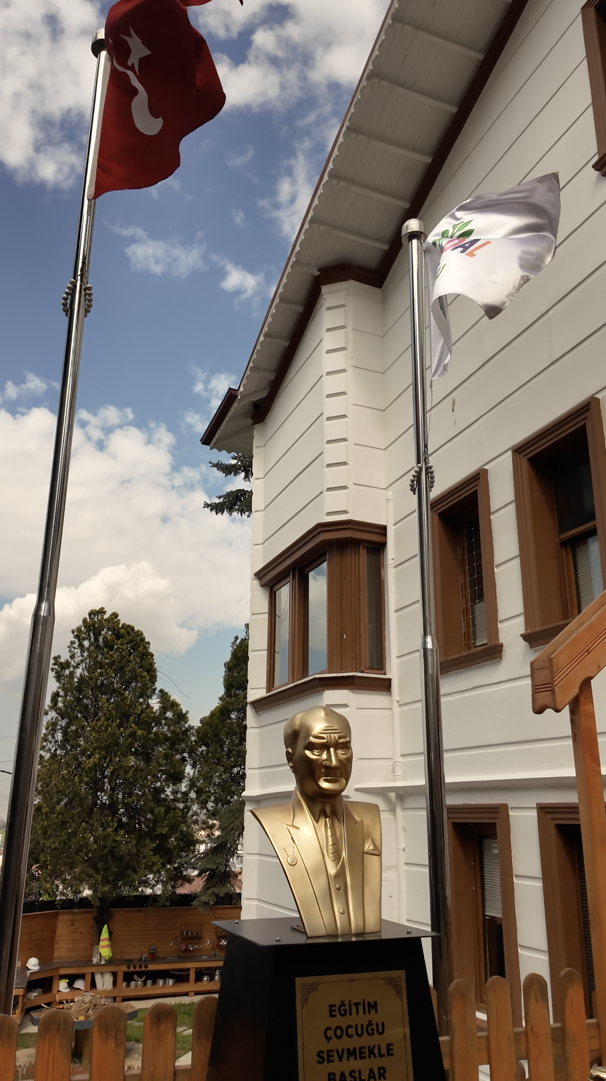 Atatürk büstü ve bayrak